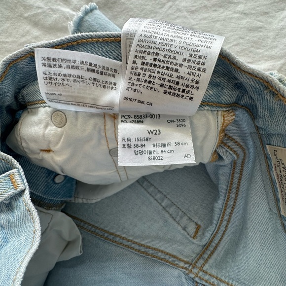 Levi’s 501 Mid-thigh Denim Shorts - Picture 4 of 4